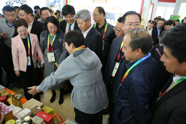 省委常委、市委书记徐新荣视察富县展位.JPG